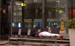 シンガポール空港・空港内で寝る人
